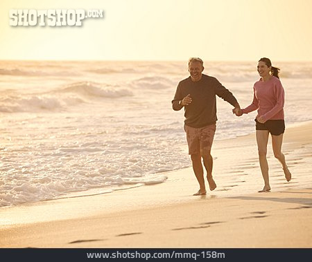 
                Hand Halten, Romantisch, Strandspaziergang, Liebespaar                   