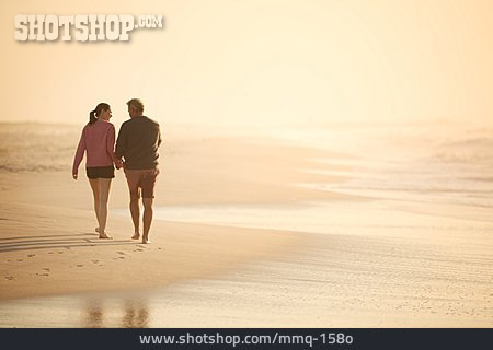 
                Strandspaziergang, Liebespaar                   