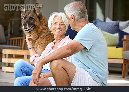 
                Glücklich, Haustier, Schäferhund, Seniorenpaar                   