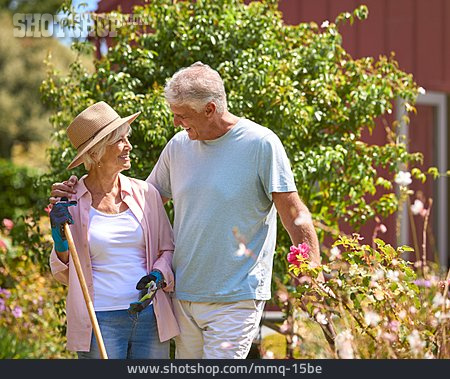 
                Garten, Gartenarbeit, Seniorenpaar                   