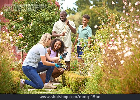 
                Gartenarbeit, Familie, Interkulturell                   