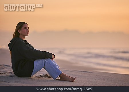 
                Sonnenuntergang, Strand, Strandurlaub, Urlauberin                   