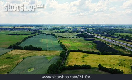 
                Autobahn, Felder, Kulturlandschaft                   