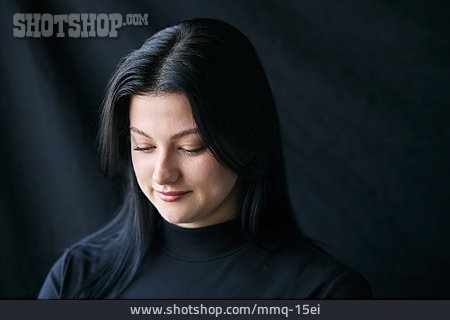 
                Junge Frau, Schwarze Haare                   