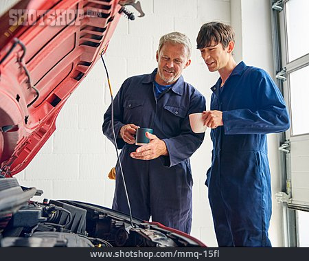 
                Team, Autowerkstatt, Kfz-mechatroniker                   