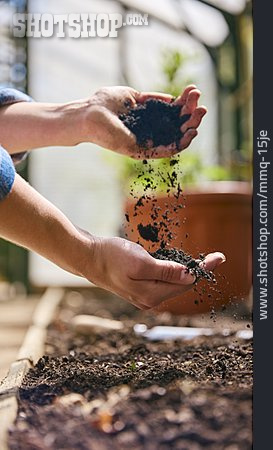 
                Gartenarbeit, Kompost, Blumenerde                   