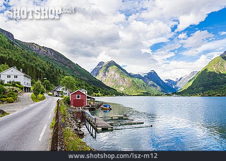 
                Landstraße, Fjærlandsfjord                   