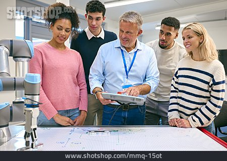 
                Universität, Maschinenbau, Industrieroboter, Programmieren                   