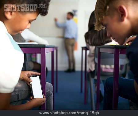 
                Schule, Smartphone, Ablenkung                   