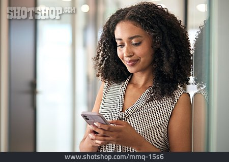 
                Junge Frau, Lesen, Online, Sms                   