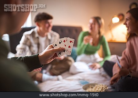 
                Spielen, Freunde, Kartenspielen                   