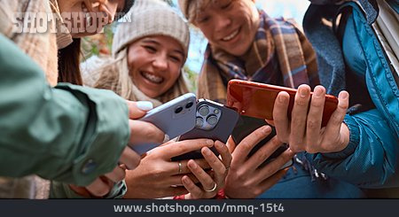 
                Teenager, Datenübertragung, Smartphone                   