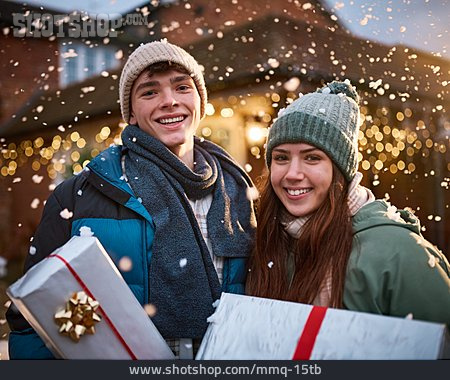 
                Paar, Weihnachten, Weihnachtsgeschenk                   