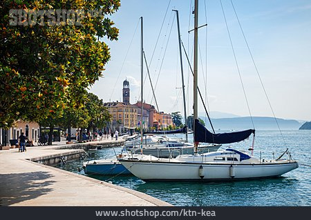 
                Segelboot, Uferpromenade, Salò                   