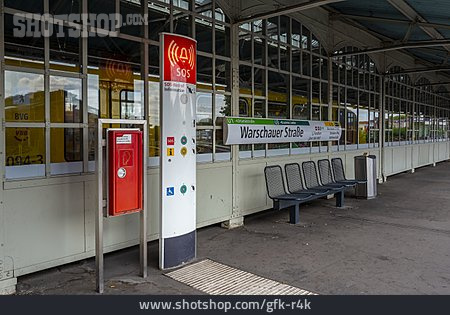 
                Bahnsteig, Warschauer Straße                   