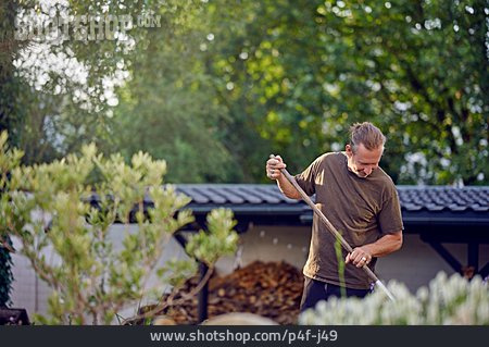 
                Mann, Gartenarbeit                   